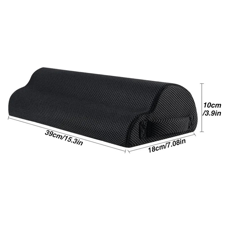 Black memory-foam footrest under desk, curved ergonomic pillow for gaming and home office (39x18x10 cm)